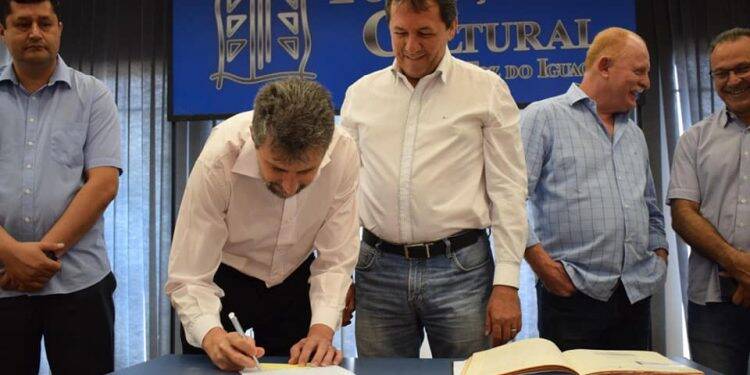 Bobato assume a prefeitura por sete dias durante viagem de Chico à Espanha