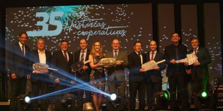 Sicredi Vanguarda comemora 35 anos promovendo o cooperativismo financeiro