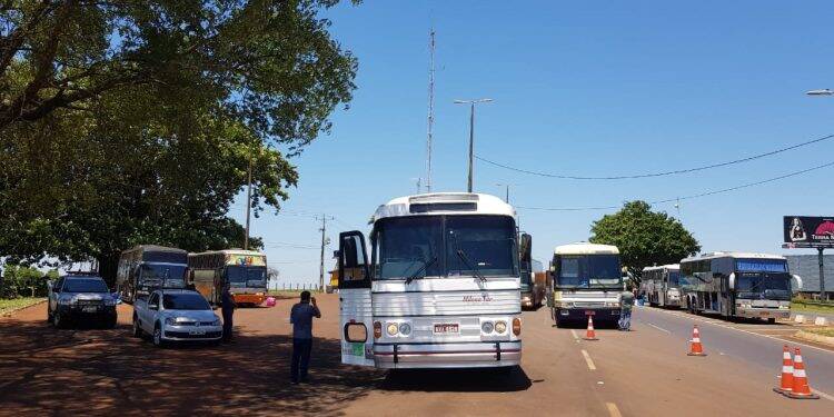 Receita Federal retém três ônibus carregados com mercadorias na BR – 277