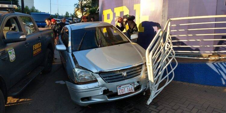 Traficante bate carro no posto da PRF na Ponte da Amizade