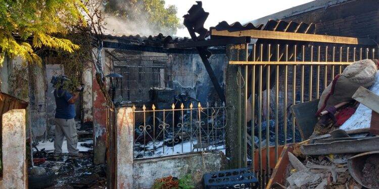 Incêndio destrói casa no Profilurb I