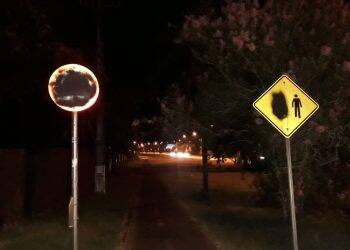 Vândalos picham placas de sinalização na ciclovia da Avenida das Cataratas