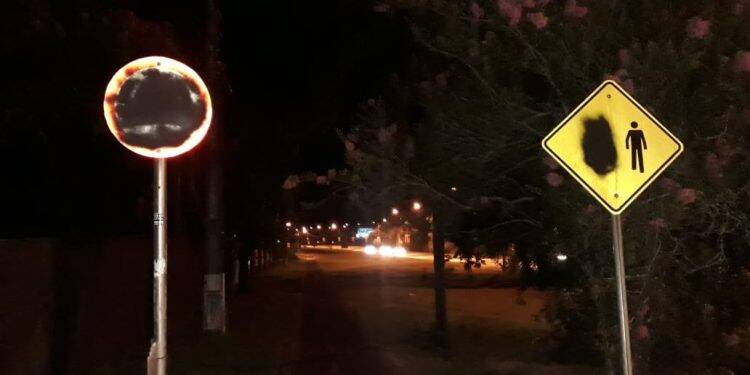 Vândalos picham placas de sinalização na ciclovia da Avenida das Cataratas