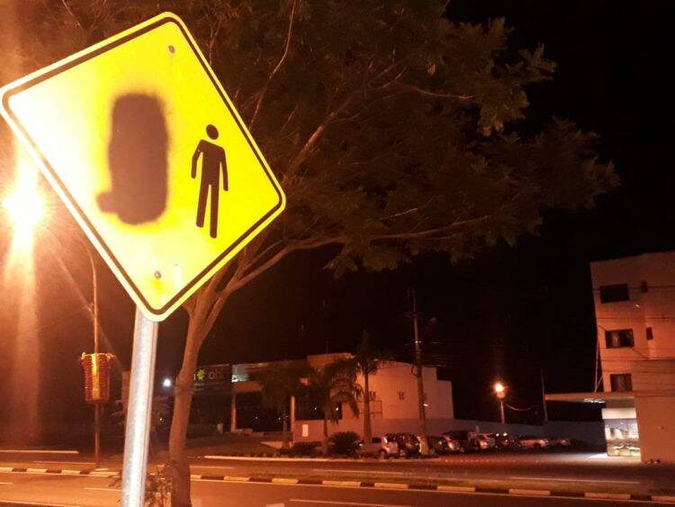 Vândalos picham placas de sinalização na ciclovia da Avenida das Cataratas