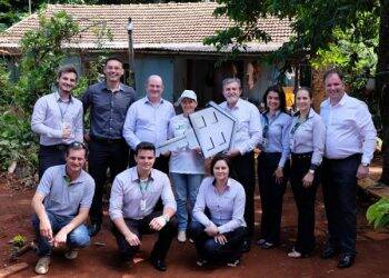 Sicredi Vanguarda entrega carros e casa da campanha 35 Anos de Histórias Cooperativas