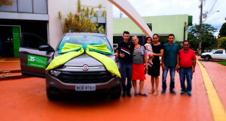 Sicredi Vanguarda entrega carros e casa da campanha 35 Anos de Histórias Cooperativas