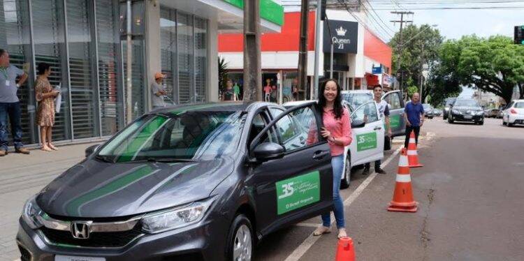 Sicredi Vanguarda entrega carros e casa da campanha 35 Anos de Histórias Cooperativas