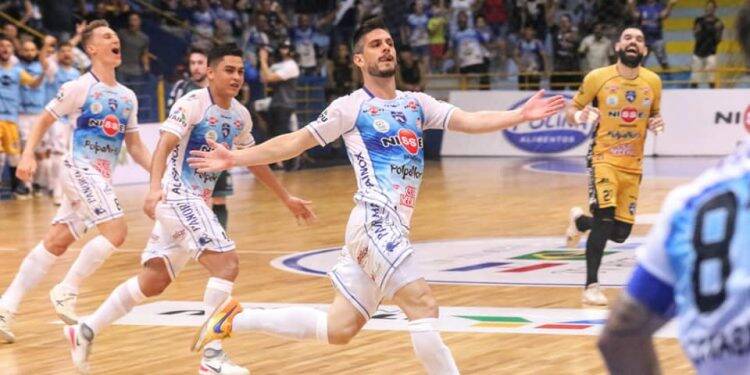 Foz Cataratas muito perto do título estadual