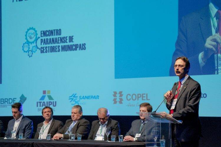 Ratinho Júnior quer parceria da Itaipu para retomar projeto de integração dos oceanos Atlântico e Pacífico