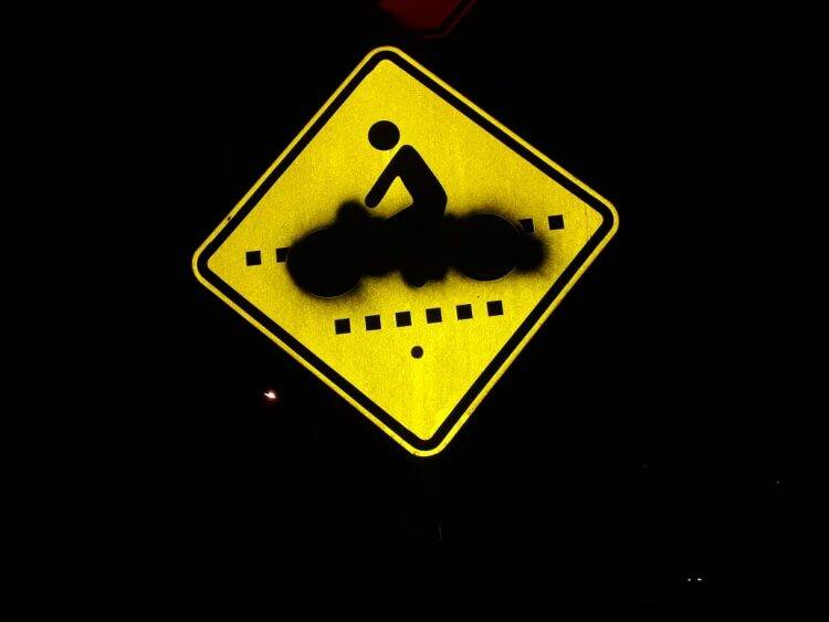 Vândalos picham placas de sinalização na ciclovia da Avenida das Cataratas