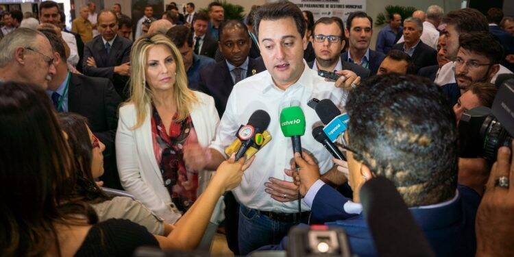 Ratinho Júnior quer parceria da Itaipu para retomar projeto de integração dos oceanos Atlântico e Pacífico