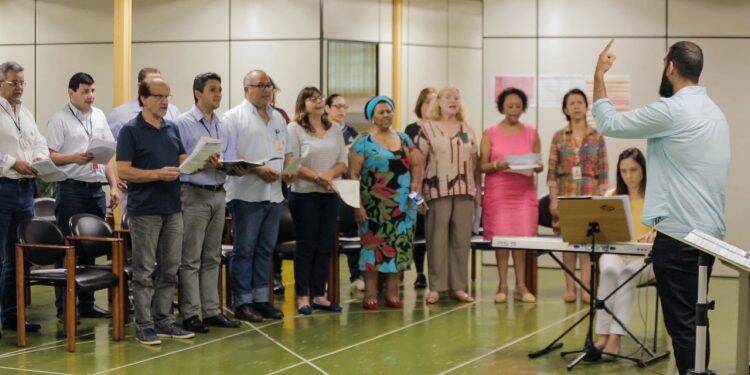 Coral de Itaipu prepara novo espetáculo de Natal e faz participação especial em show de Michel Teló, no Gramadão