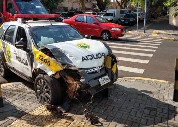 Viatura policial se envolve em acidente no centro