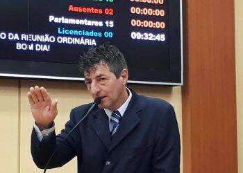 Narizão é empossado vereador