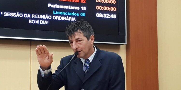 Narizão é empossado vereador