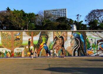 Painel de 165 metros² com “A lenda das Cataratas” é inaugurado na Praça da Paz