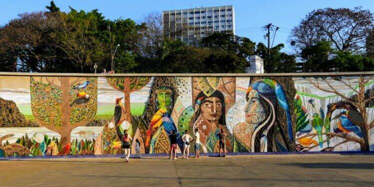 Painel de 165 metros² com “A lenda das Cataratas” é inaugurado na Praça da Paz