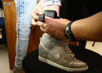 Estado vai adquirir 12 mil tornozeleiras para monitorar presos