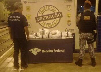 Táxi paraguaio é apreendido com tablets e display de celulares na Ponte da Amizade