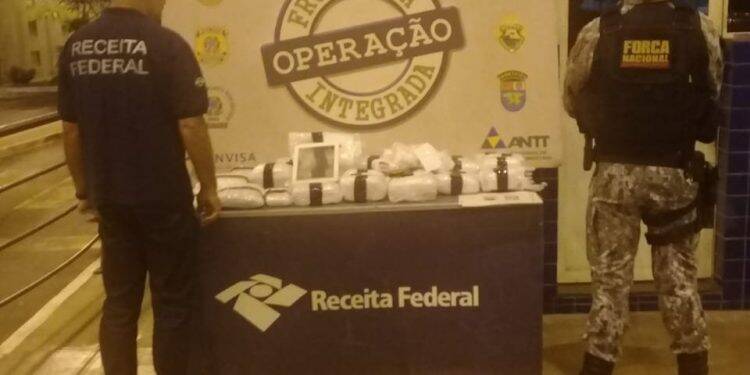 Táxi paraguaio é apreendido com tablets e display de celulares na Ponte da Amizade