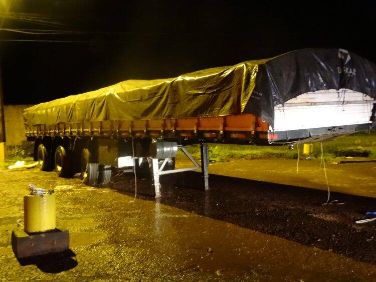 Carga de raspas de couro de boi vaza e polui rio Tamanduazinho