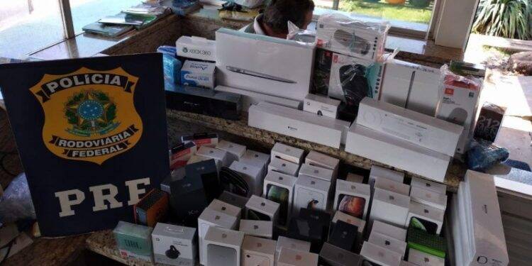 PRF apreende eletrônicos escondidos dentro de ar condicionado
