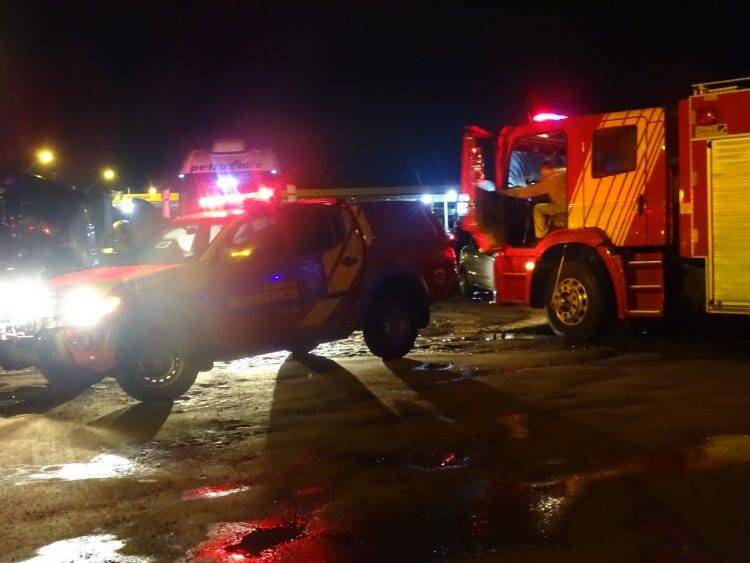 Carga de raspas de couro de boi vaza e polui rio Tamanduazinho