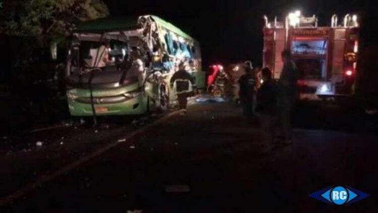 Cinco pessoas morrem em acidente com ônibus da Catarinense que fazia linha Lages/Foz do Iguaçu