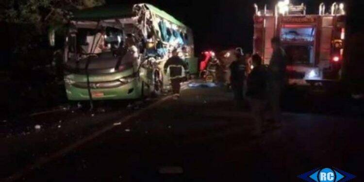 Cinco pessoas morrem em acidente com ônibus da Catarinense que fazia linha Lages/Foz do Iguaçu