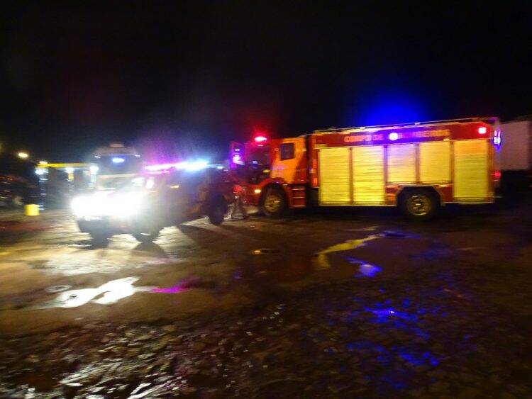 Carga de raspas de couro de boi vaza e polui rio Tamanduazinho