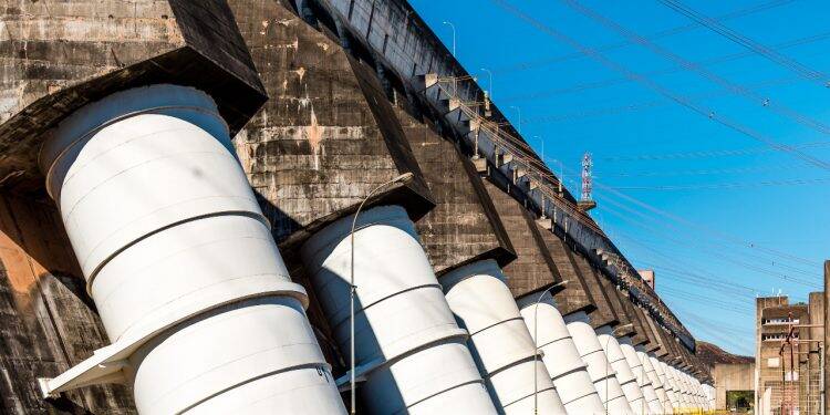 Itaipu opera com carga máxima e ajuda Brasil e Paraguai a atender demanda recorde
