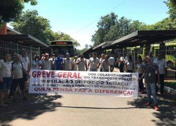 Motoristas e cobradores paralisam o serviço de transporte coletivo em Foz do Iguaçu