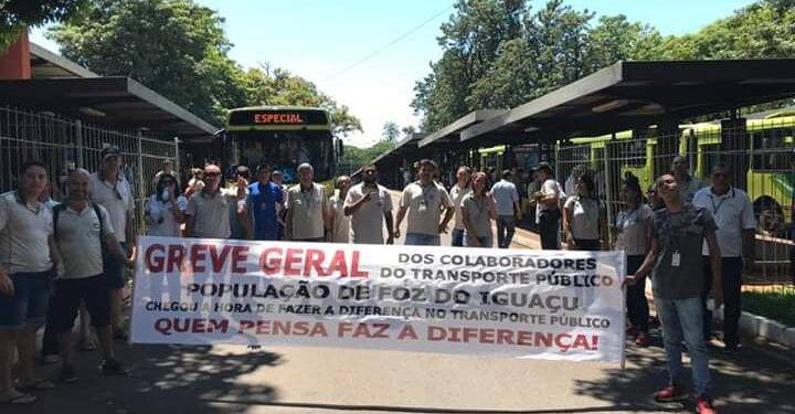 Motoristas e cobradores paralisam o serviço de transporte coletivo em Foz do Iguaçu