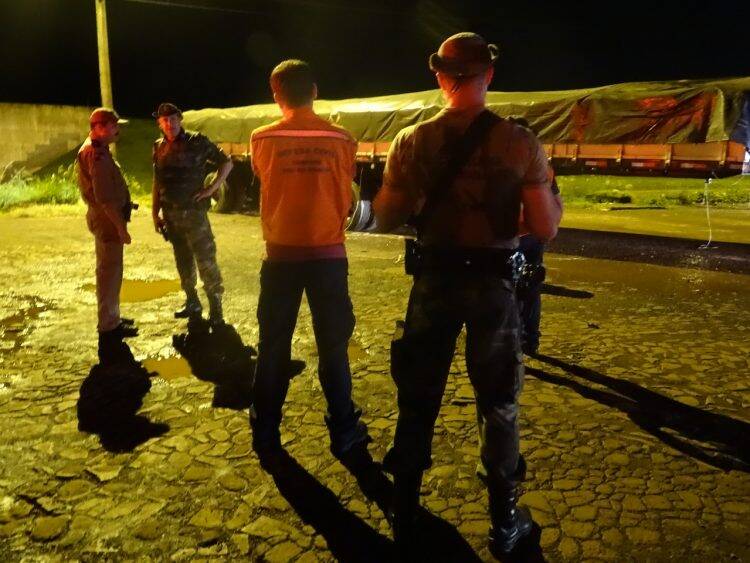 Carga de raspas de couro de boi vaza e polui rio Tamanduazinho