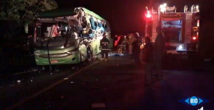 Cinco pessoas morrem em acidente com ônibus da Catarinense que fazia linha Lages/Foz do Iguaçu