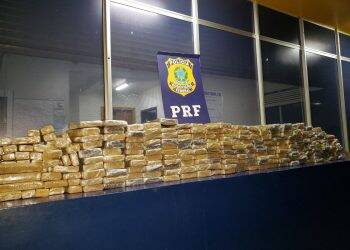 PRF prende casal de argentinos transportando 189 quilos de maconha em fundo falso