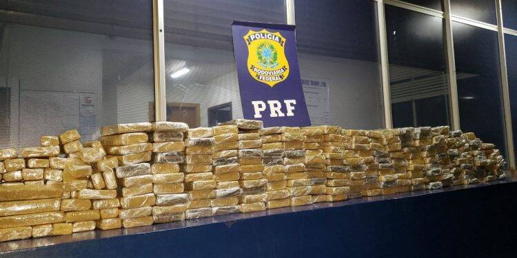 PRF prende casal de argentinos transportando 189 quilos de maconha em fundo falso