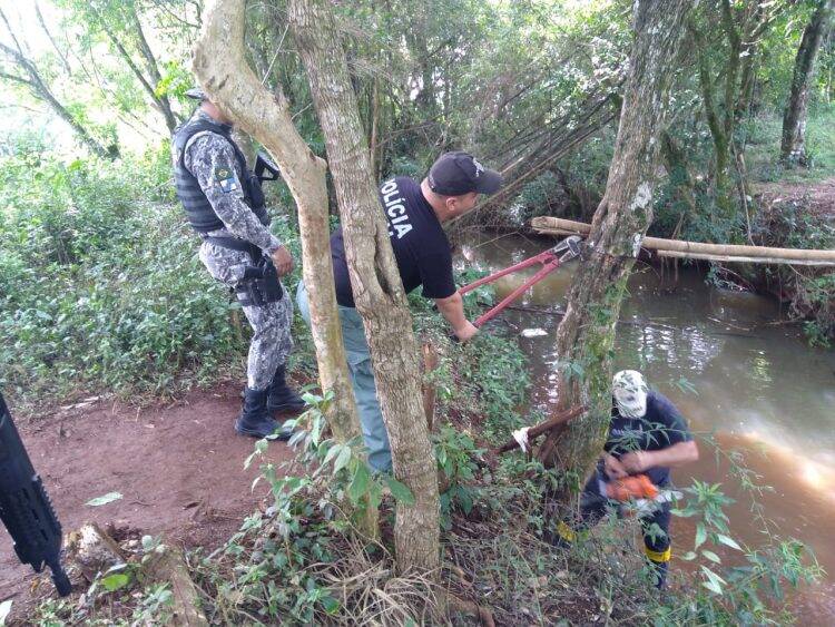 Ação policial destrói passagens clandestinas em Santo Antônio do Sudoeste.