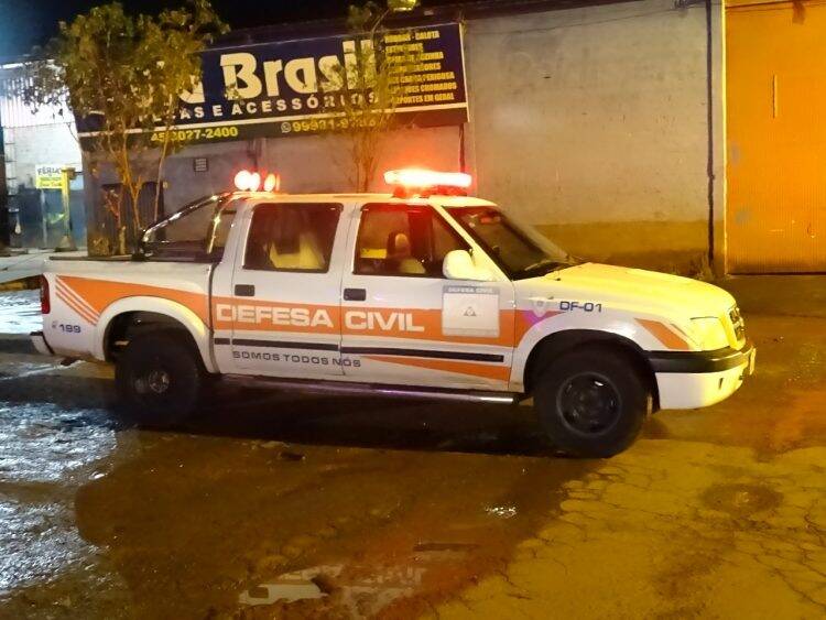 Carga de raspas de couro de boi vaza e polui rio Tamanduazinho