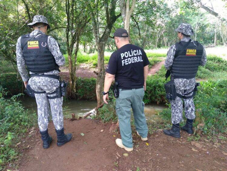 Ação policial destrói passagens clandestinas em Santo Antônio do Sudoeste.