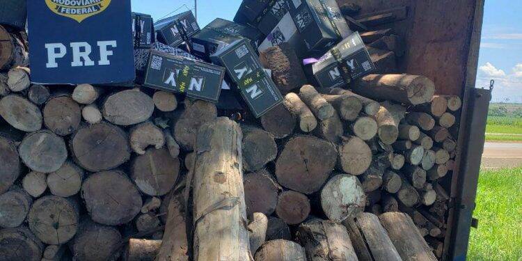 PRF descobre 400 caixas de essência para narguilé escondidas em carga de lenha