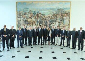 Ratinho Jr formaliza reforma administrativa, com corte de secretarias