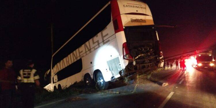 Ônibus que saiu de Foz para o Rio se acidenta em Imbituva