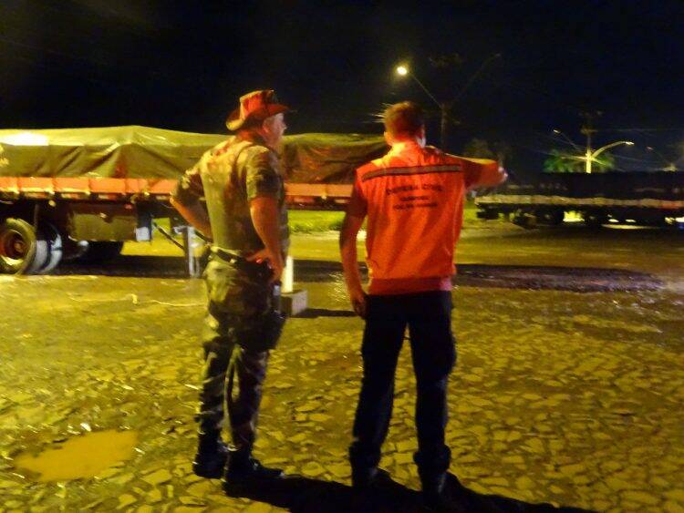 Carga de raspas de couro de boi vaza e polui rio Tamanduazinho