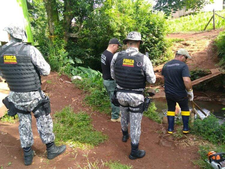 Ação policial destrói passagens clandestinas em Santo Antônio do Sudoeste.