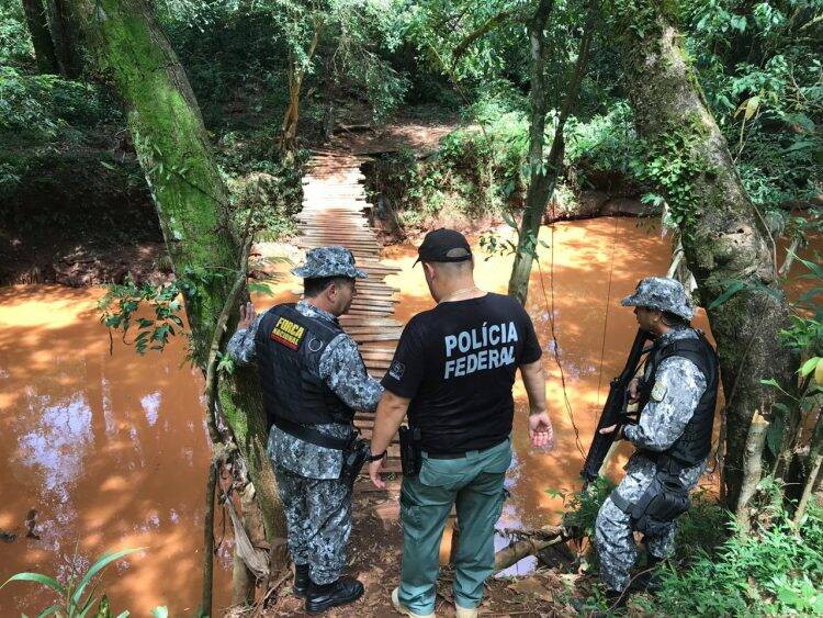 Ação policial destrói passagens clandestinas em Santo Antônio do Sudoeste.