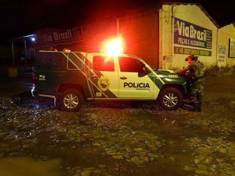 Carga de raspas de couro de boi vaza e polui rio Tamanduazinho