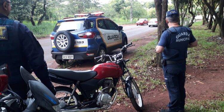 Guarda Municipal apreende um e prende outro por roubo