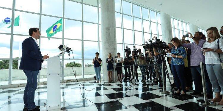 Ratinho Junior congela o próprio salário, do vice e dos secretários