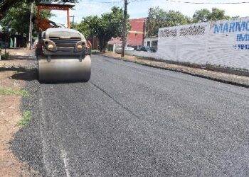 Com Usina de Asfalto em funcionamento, prefeitura realiza obras de pavimentação em várias regiões da cidade